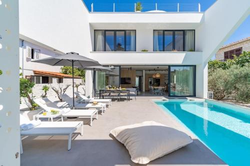 Luxury 5-bedroom Villa Altabianca with a Heated Pool, Finnish sauna, an outdoor Cinema, 50m from the beach