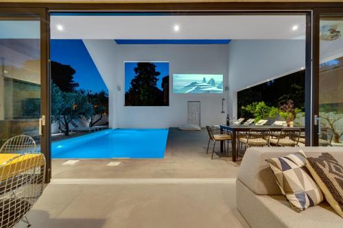 Luxury 5-bedroom Villa Altabianca with a Heated Pool, Finnish sauna, an outdoor Cinema, 50m from the beach