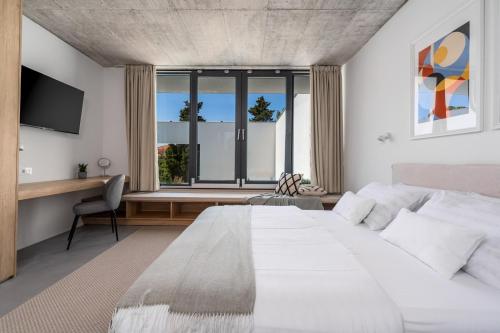 Katil atau katil-katil dalam bilik di NEW! Luxury 5-bedroom Villa Altabianca with a Heated Pool, Finnish sauna, an outdoor Cinema, 50m from the beach