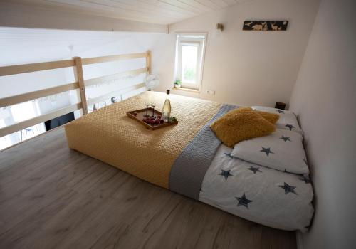 ein Schlafzimmer mit einem Bett mit Sternen drauf in der Unterkunft OH DEER holiday house in Veismaņi