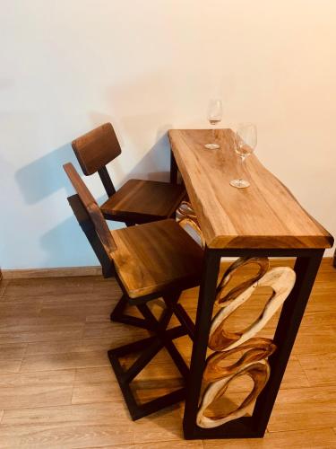 a wooden table with two glasses of wine at Apartamentos Plaza de la Independencia in Zipaquirá
