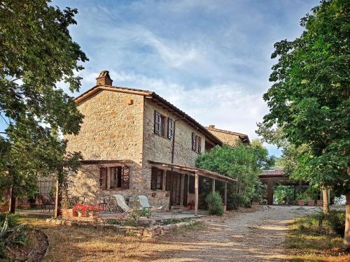 an old stone house with a pathway in front of it at Agriturismo Casa Greppo in San Venanzo