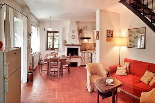 sala de estar con sofá rojo y mesa en Agriturismo Casa Greppo, en San Venanzo