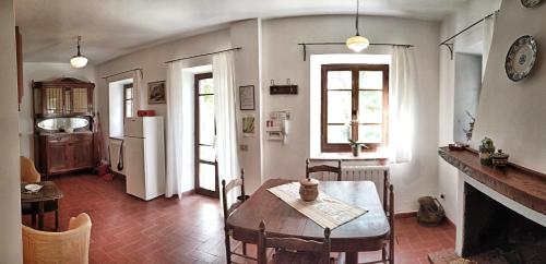a kitchen and dining room with a table and chairs at Agriturismo Casa Greppo in San Venanzo