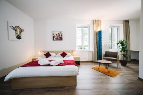 Postel nebo postele na pokoji v ubytování Hotel-Restaurant La Croix d’Or