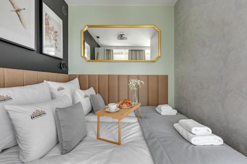 Llit o llits en una habitació de Downtown Apartments City Center Garden Gates Apartments & Parking