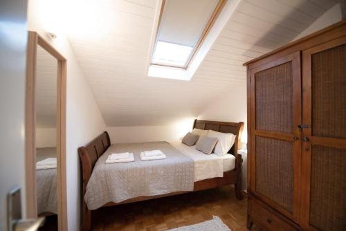 Un dormitorio con una cama con dos toallas encima. en Modra Luna- apartment with terrace, en Izola