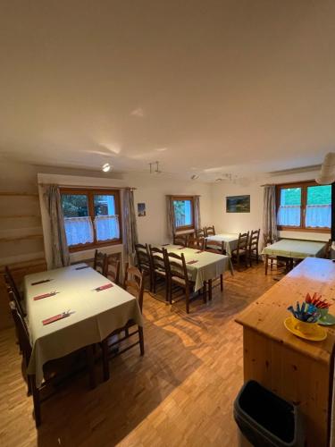 TV a/nebo společenská místnost v ubytování Gasthaus Beverin