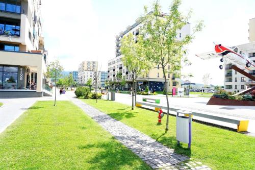 una strada in una città con un idrante nell'erba di Relaxing Coresi Place a Braşov