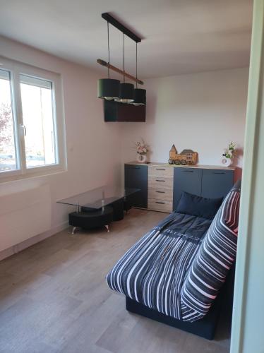 une chambre avec un lit et un bureau dans l'établissement Appartement Mont Guillaume, à Embrun