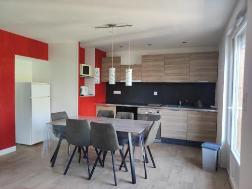 - une cuisine avec une table à manger et des chaises dans l'établissement Appartement Mont Guillaume, à Embrun