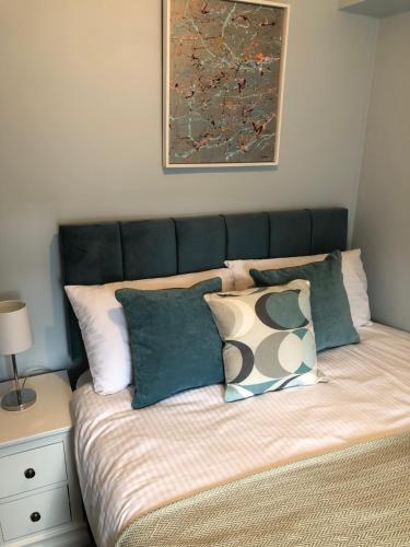 een slaapkamer met een bed met kussens erop bij 2 Agars Lane Cashel in Cashel