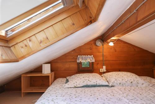une chambre avec un lit dans un grenier dans l'établissement Le Chalet du Petit Ours, à Chamonix-Mont-Blanc
