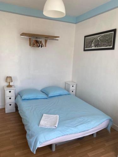 - une chambre avec un lit doté de draps bleus et d'oreillers bleus dans l'établissement Chambre du Petit Prince, à Chaville