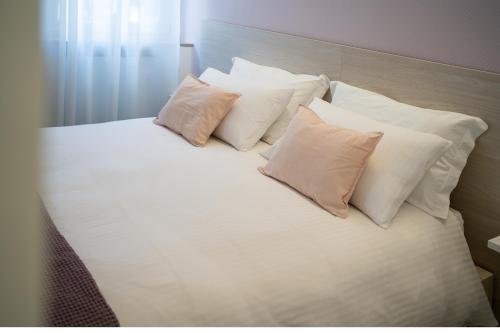 מיטה או מיטות בחדר ב-Dragonfly affittacamere