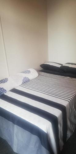 dos camas sentadas una al lado de la otra en una habitación en Just a Room en Pretoria