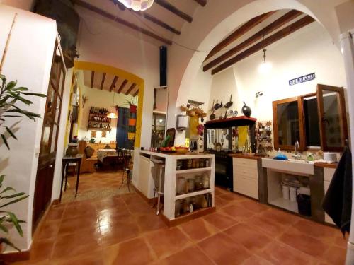 een grote keuken met een aanrecht in een kamer bij Relax y Descanso in Aspe