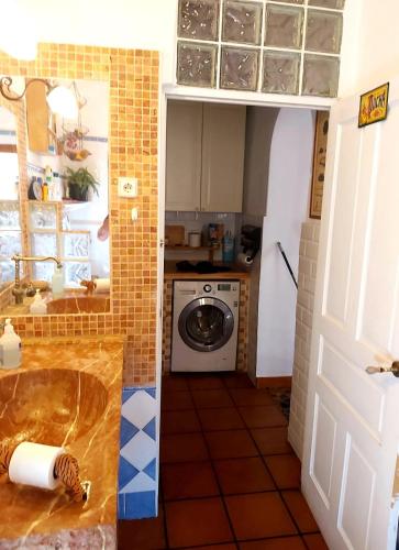 a kitchen with a sink and a washing machine at Relax y Descanso in Aspe