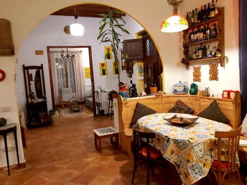 een keuken met een tafel en een eetkamer bij Relax y Descanso in Aspe