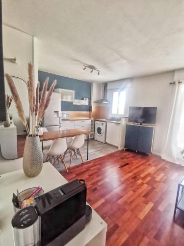 Il comprend un grand salon avec une table et une cuisine. dans l'établissement Le 100 Brossolette, à Noisy-le-Grand