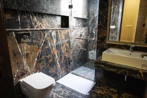Ванная комната в OXVUE Boutique Hotel