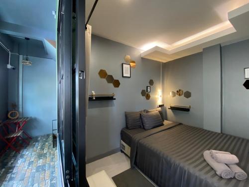 a bedroom with a bed in a room at VarietyD-DayHostel HuaHin in Hua Hin