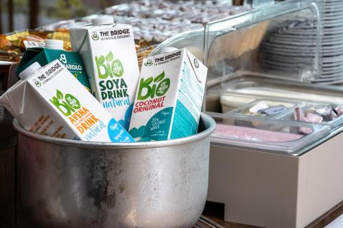 a bucket filled with someadobeadobeadobeadobeadobeadobeadobeadobe at Hotel Globus in Bellaria-Igea Marina
