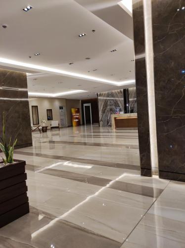 a lobby with a marble floor and a building at Schönes Apartment mit Pool-Nutzung in Manila