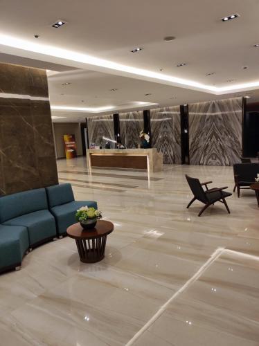a lobby with a couch and a table at Schönes Apartment mit Pool-Nutzung in Manila