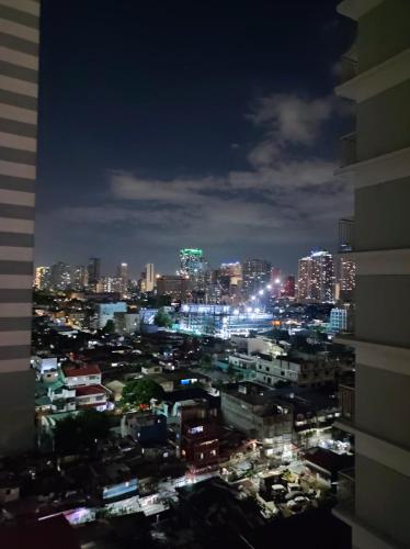 a view of a city at night with lights at Schönes Apartment mit Pool-Nutzung in Manila