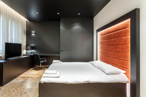 a bedroom with a bed and a desk at Apartamenty Przy Plaży Klif in Gdynia