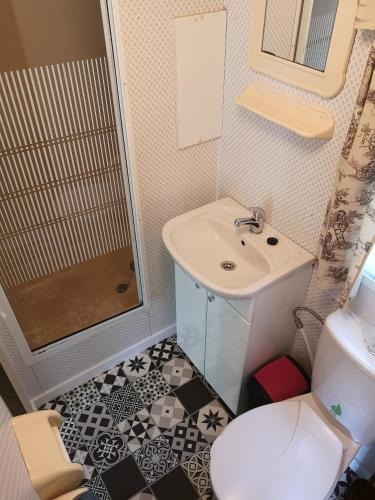 a small bathroom with a sink and a shower at Domki holenderskie na Mazurach in Dźwierzuty