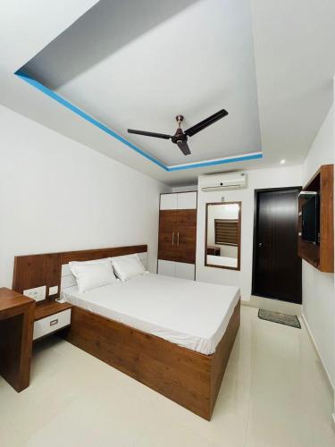 1 dormitorio con 1 cama y ventilador de techo en Zam Zam Residency, en Cheruppulasseri