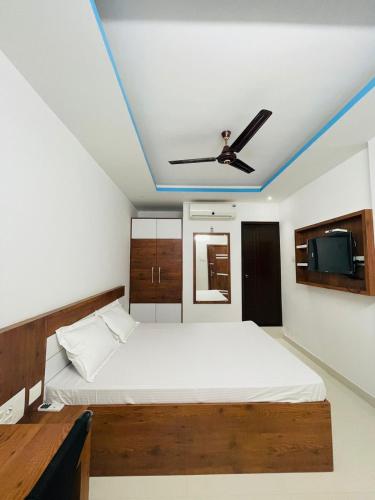 a bedroom with a bed and a ceiling fan at Zam Zam Residency in Cheruppulasseri