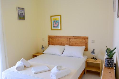 - une chambre avec un lit et des serviettes dans l'établissement Aris Apartment, à Paleóchora