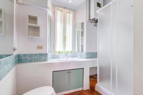 une salle de bains avec toilettes et lavabo dans l'établissement Romantic Pantheon Lovely&Quiet, à Rome