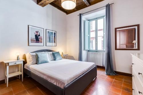 une petite chambre avec un lit et une fenêtre dans l'établissement Romantic Pantheon Lovely&Quiet, à Rome