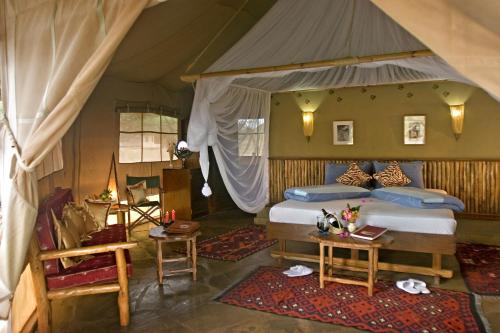 Postel nebo postele na pokoji v ubytování Severin Safari Camp