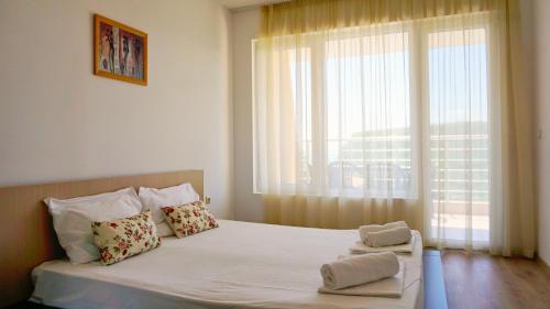 カヴァルナにあるApartment Marina Residence - Апартамент Марина Резидънсのベッドルーム1室(ベッド1台、大きな窓付)