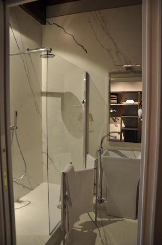 Ένα μπάνιο στο Piazza Cavour - Luxury Lake View Apartment