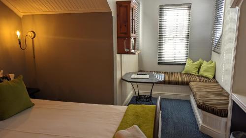 Un pat sau paturi într-o cameră la Wayside Inn Knysna