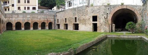 an old building with a pool of water in a yard at L'albero della vita in Minori