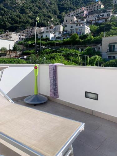 a vase sitting on the ledge of a balcony at L'albero della vita in Minori