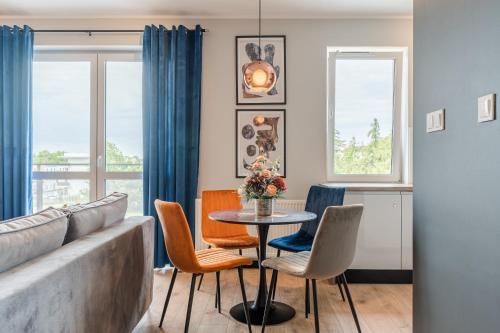 ein Wohnzimmer mit einem Tisch und Stühlen in der Unterkunft Sapphire Premium Apartment in Graudenz
