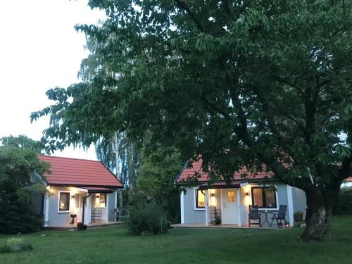 a small white house with a red roof at Tobisborg 1 Simrishamn in Simrishamn