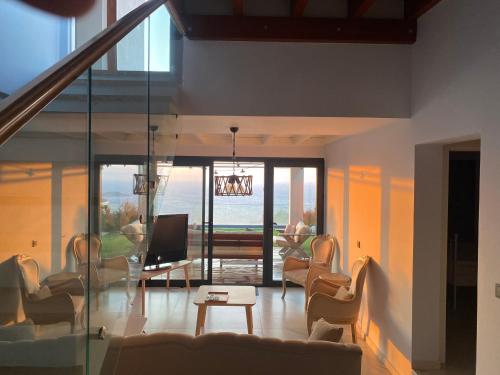 a living room with a couch and chairs at Villa Aleph-Kiralık Müstakil havuzlu lüx villa in Bodrum City