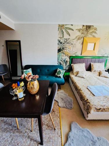 een woonkamer met een bank en een salontafel bij Private Apartament VIP in Royal Beach in Sunny Beach