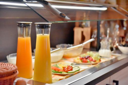 two bottles of orange juice and plates of food at Berghotel Talblick in Holzhau