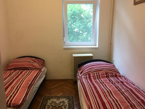 Un pat sau paturi într-o cameră la Honvéd n1. apartman