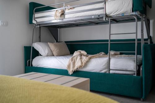 Dos literas en una habitación con una cama en Dragonfly affittacamere, en Motta Montecorvino